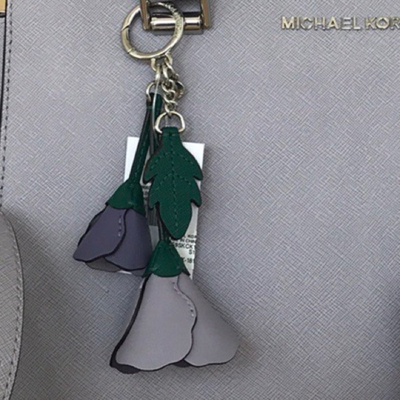 Michael Kors 💜 3D flower bag charm key fob - Picture 1 of 5